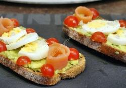 Avocado toasts with salmon and eggs thermomix