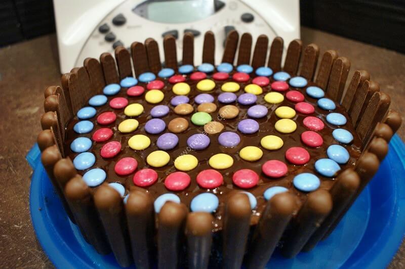 Imagen grande de pastel de smarties y chocolate con fingers de cadbury magimix