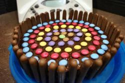 Pastel de smarties y chocolate con fingers de cadbury magimix