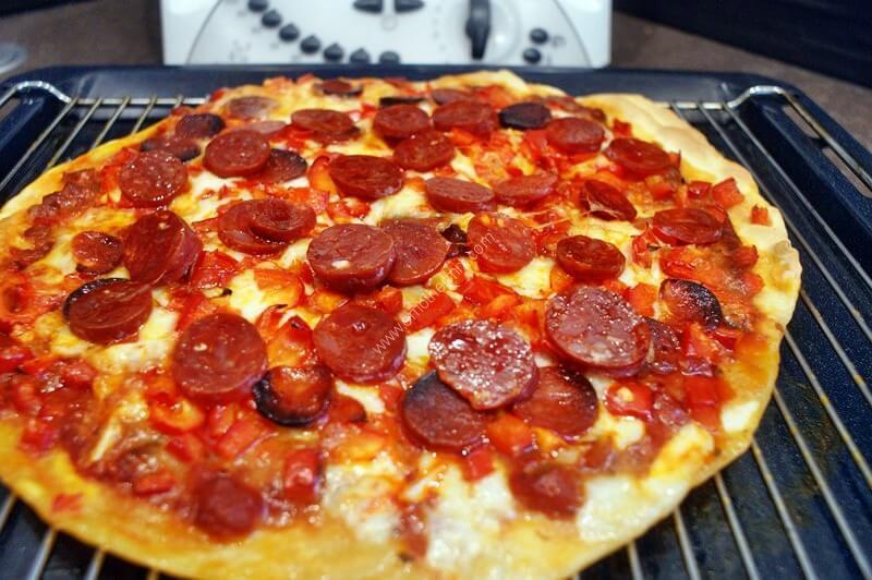 Image grande une pizza chorizo poivrons thermomix