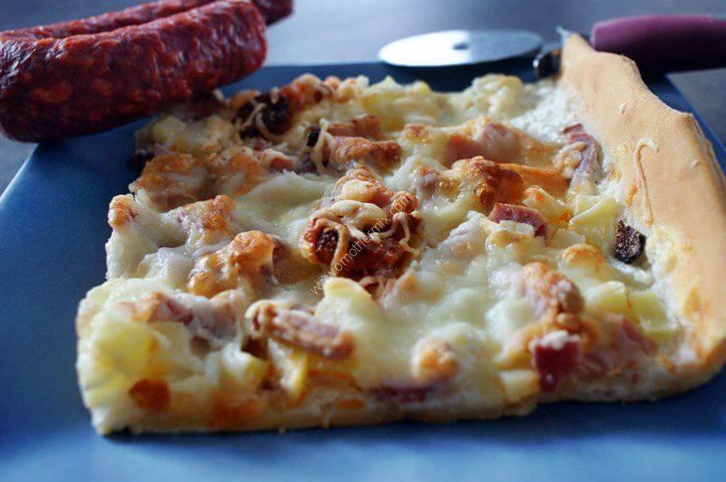 Image grande une pizza jambon crème chorizo lardons thermomix