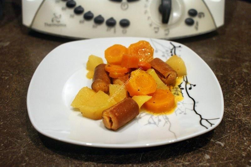 Image grande des saucisses, pommes de terre, carottes façon rougail thermomix