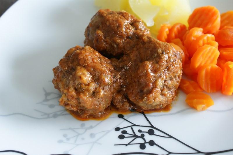 Large picture of meatballs tomato sauce thermomix