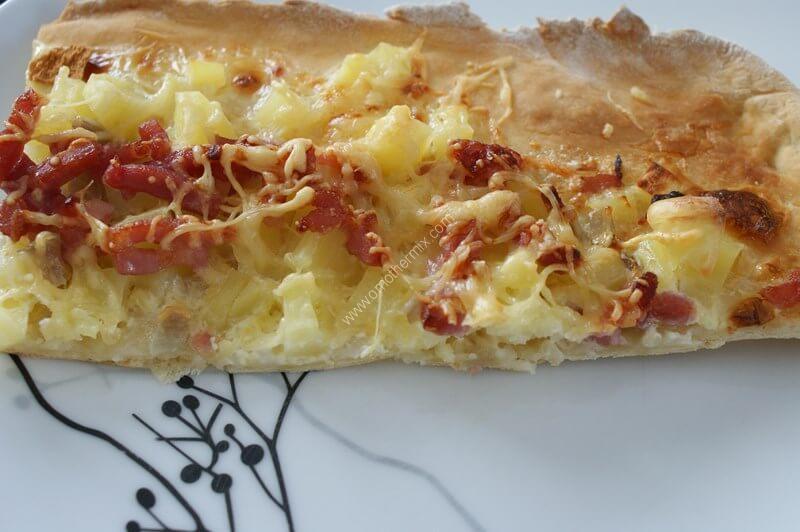 Image grande une pizza crème pomme de terre lardons magimix
