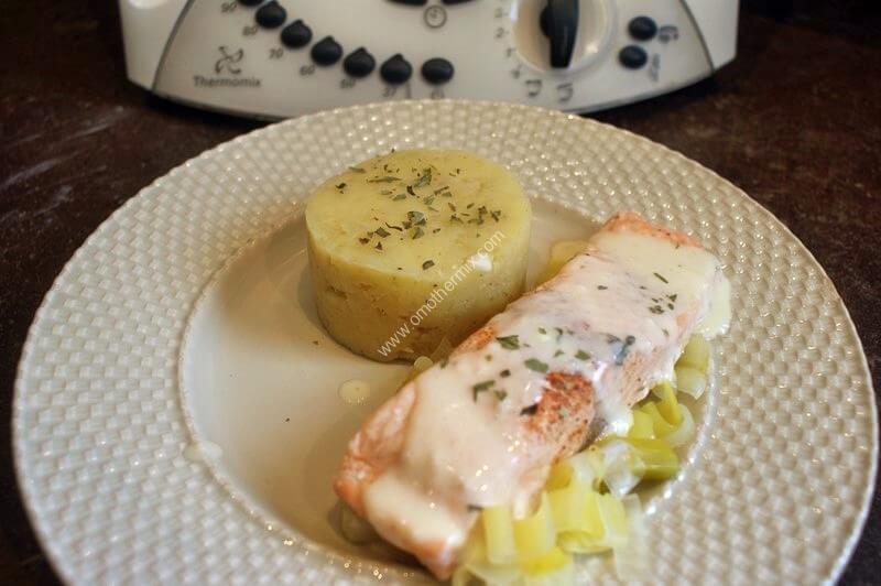 Image grande un pavé de saumon à la crème sur lit de poireau thermomix