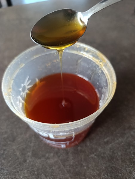 miel liquide dans un pot en verre